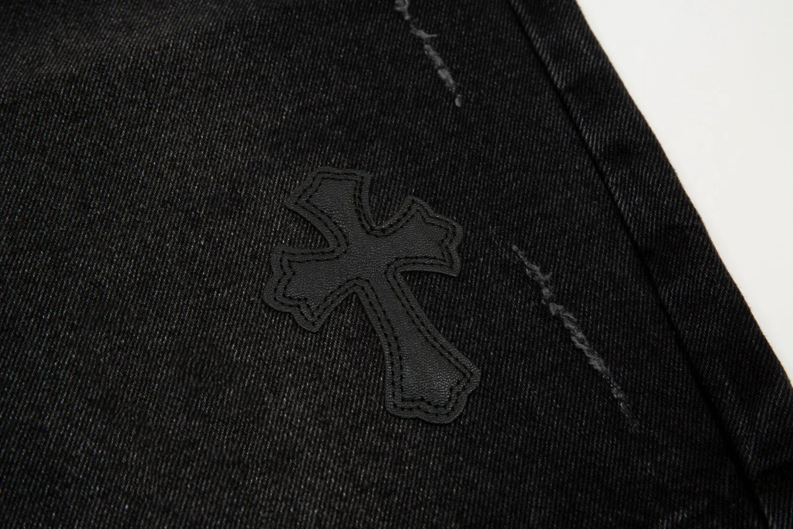 KE921#P180 The only correct leather label version on the market Chrome Hearts CH Cross embroidery distressed jeans Top ceiling quality 100% correct version The correct version is here!  Believe me this must be the best quality you will ever come across! ! Excellent value for money! !  Styles with different washes and textures are very friendly to people with thin legs and thick legs. The straight version is very flattering to the shape of the legs. The moderate length is timeless and easy to match. It is the basis of various styles and a must-have in the wardrobe! ! Add a little stacking to easily control the clean fit trend that has exploded this year. The fabric is stiff but also makes the upper body soft without losing texture. The sides and cuffs of some styles have a bone-wash effect. The vintage flavor pops up all at once. It’s really hard not to love it! ✅Correctly customize the Croxin metal leather label on the back panel. It is not sold directly with the cross on the finished jeans. 1:1 copying strives for excellence and the details are perfectly grasped. ✅The cross leather label is clear and smooth. Exquisite turning top craftsmanship. ✅Buttons, zippers and hardware are all customized versions of the Croxin LOGO. ✅High-cost washing process. Size: 28 30 32 34 36 (5 sizes)